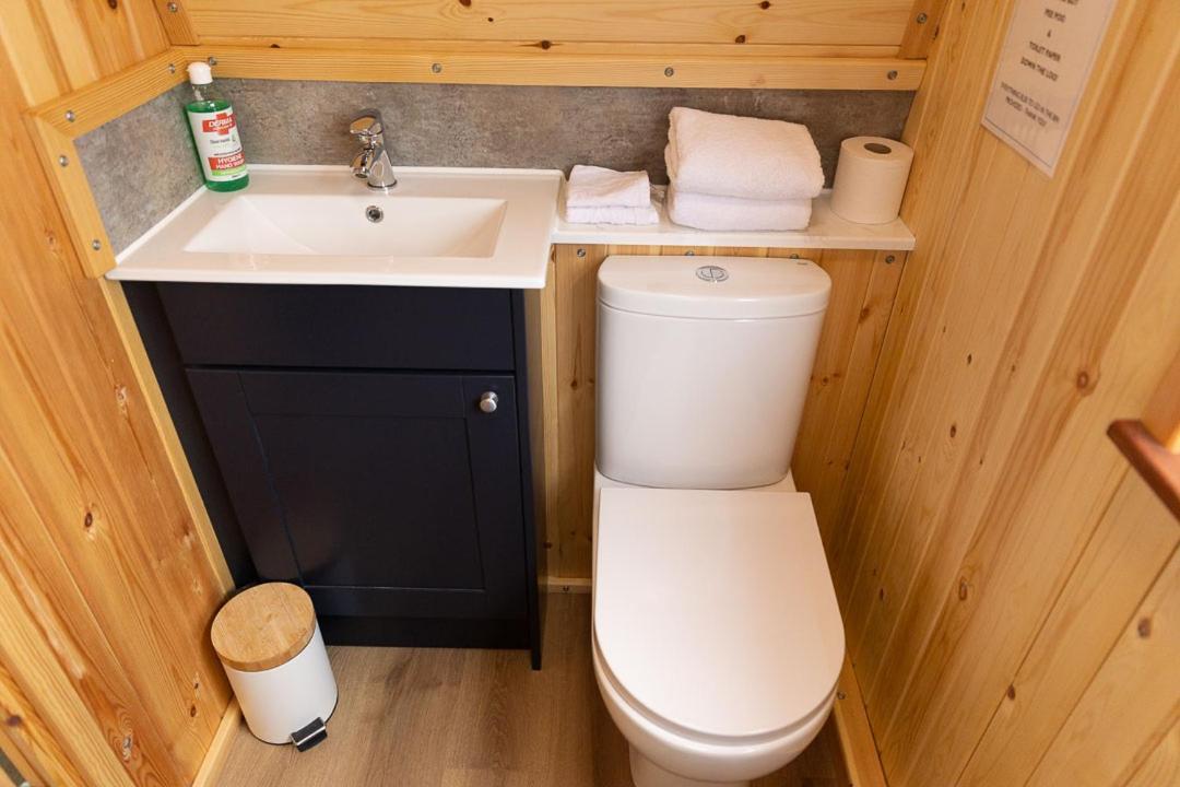 Thistle Pod Farm Stay With Hottub Sleeps 2 Galston  Εξωτερικό φωτογραφία